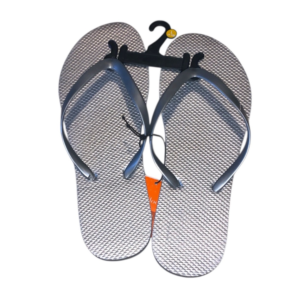 NWT West Loop Silver Flip Flops Woman’s Large 9/10
